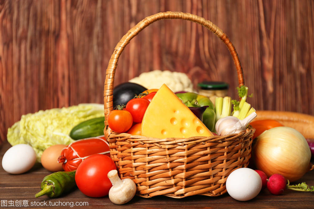 琳琅满目 篮子里的食品与日用百货探微